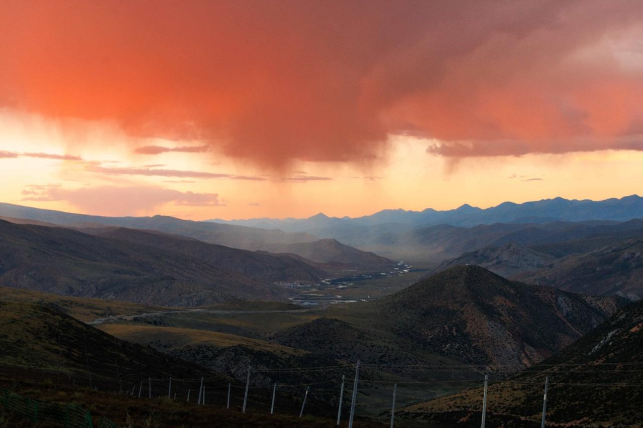 BIM建筑|西藏•怒江72拐大峡谷景区 / 小隐建筑事务所