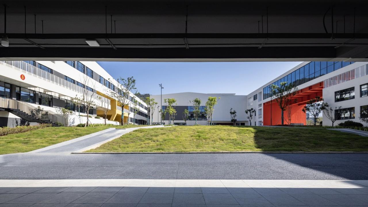 BIM建筑|南山五福堂高级中学 / 小写建筑