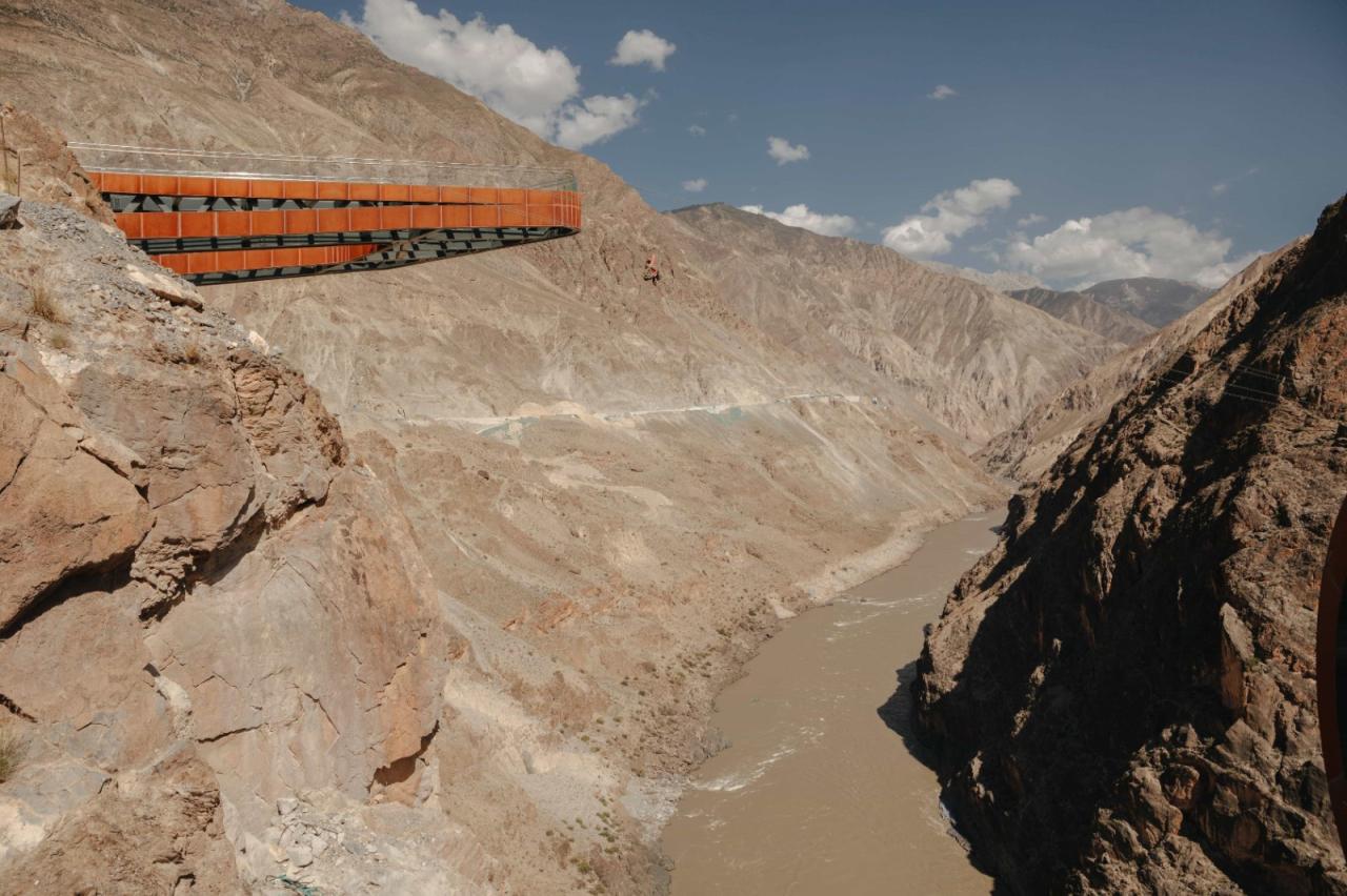 BIM建筑|西藏•怒江72拐大峡谷景区 / 小隐建筑事务所