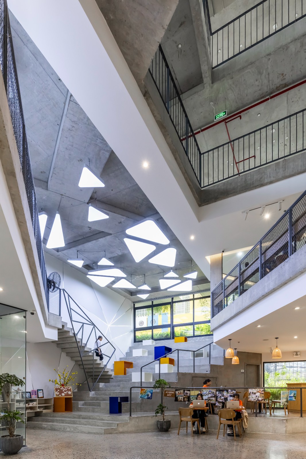 BIM建筑|AEC 4B 外语教育中心 / Ho Khue Architects