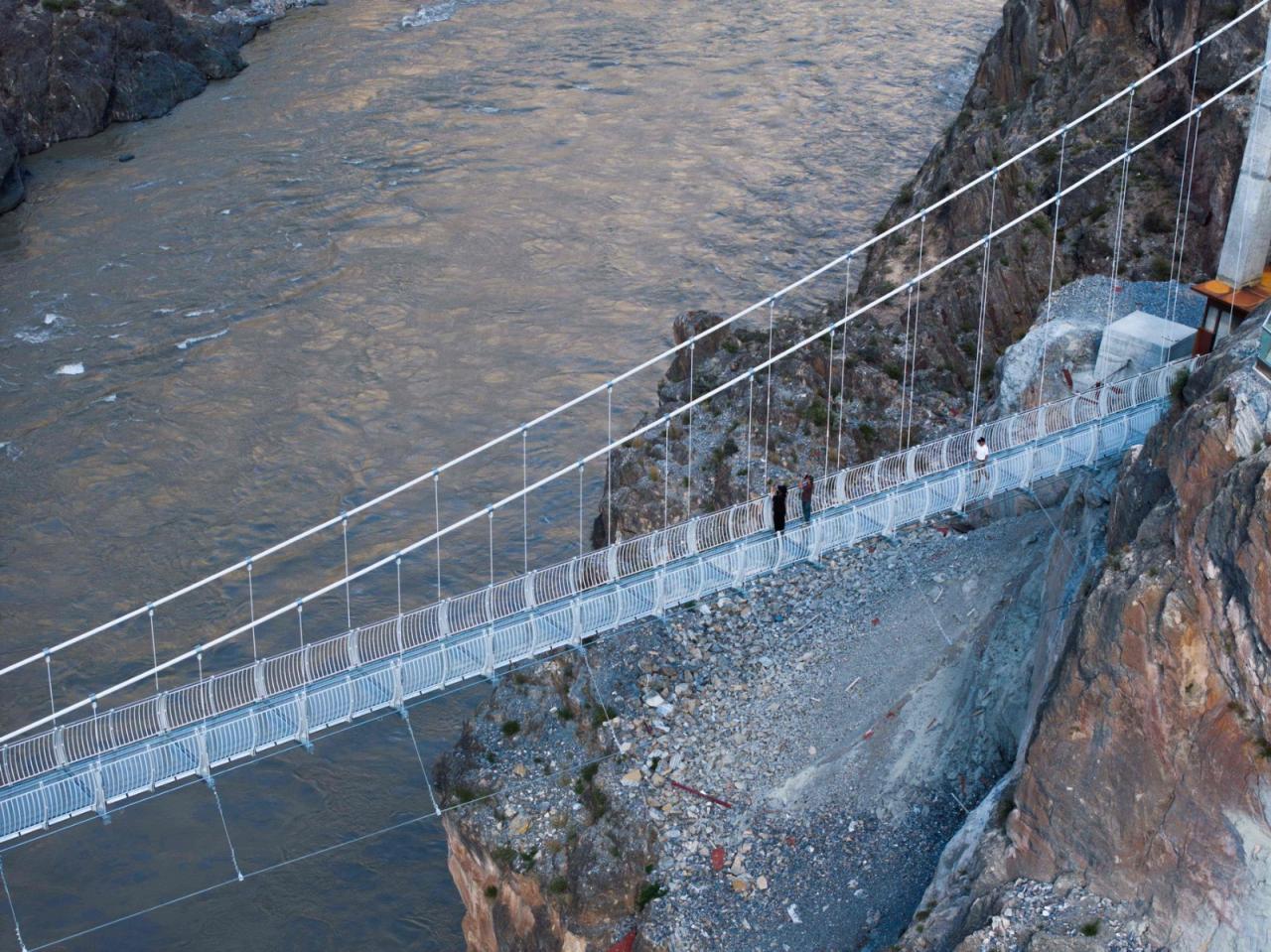 BIM建筑|西藏•怒江72拐大峡谷景区 / 小隐建筑事务所