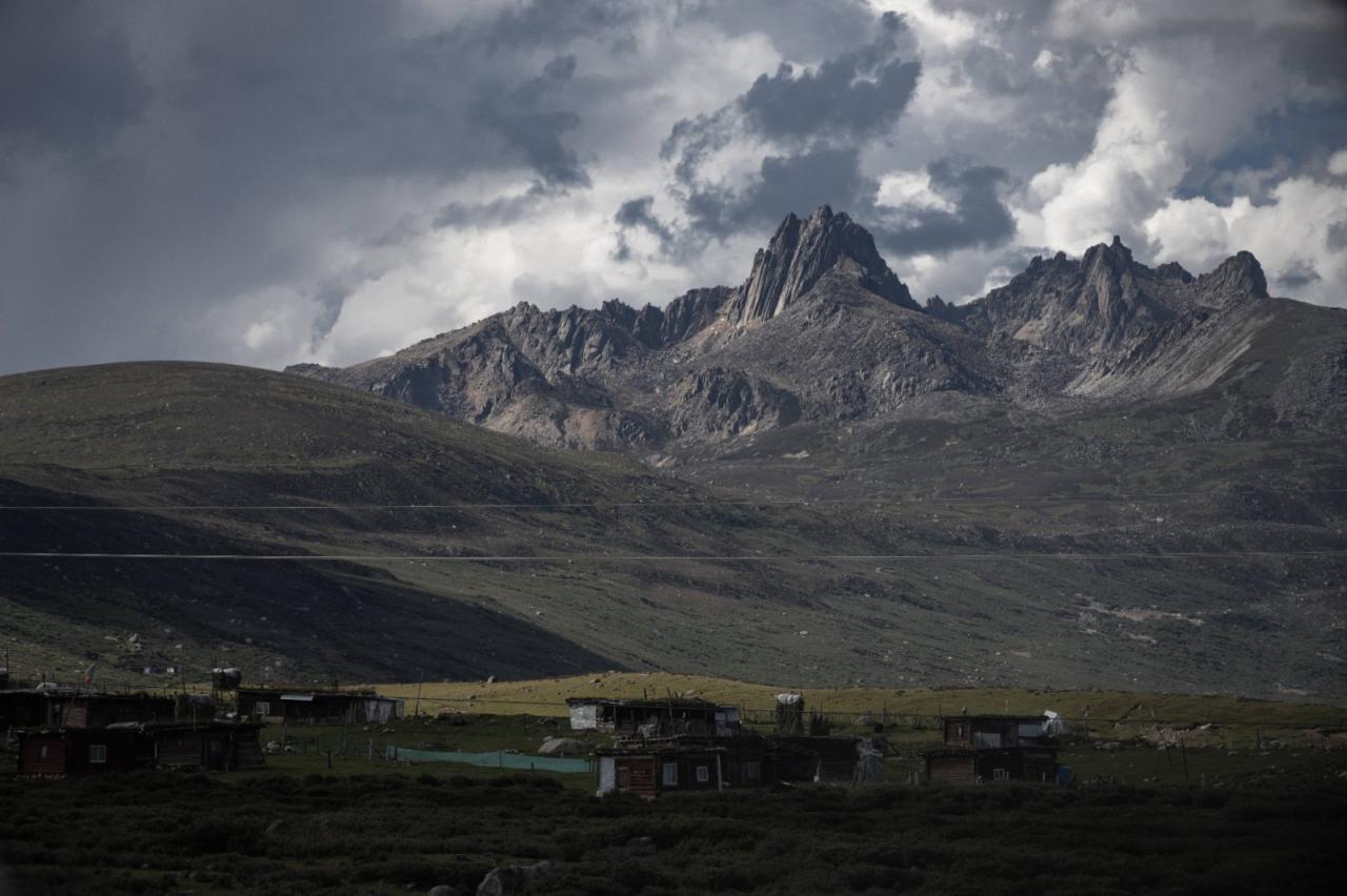 BIM建筑|西藏•怒江72拐大峡谷景区 / 小隐建筑事务所