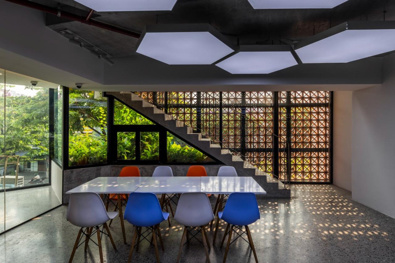 BIM建筑|AEC 4B 外语教育中心 / Ho Khue Architects