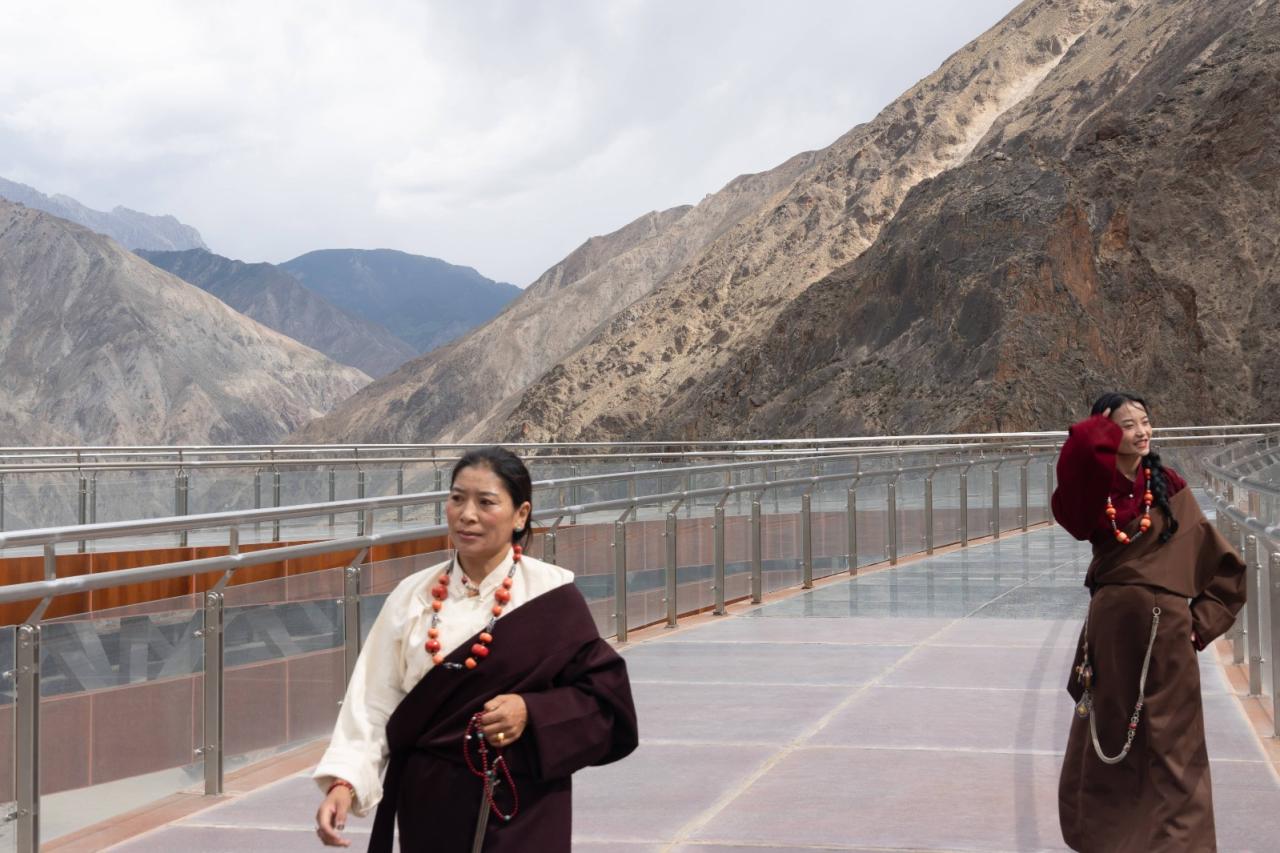 BIM建筑|西藏•怒江72拐大峡谷景区 / 小隐建筑事务所