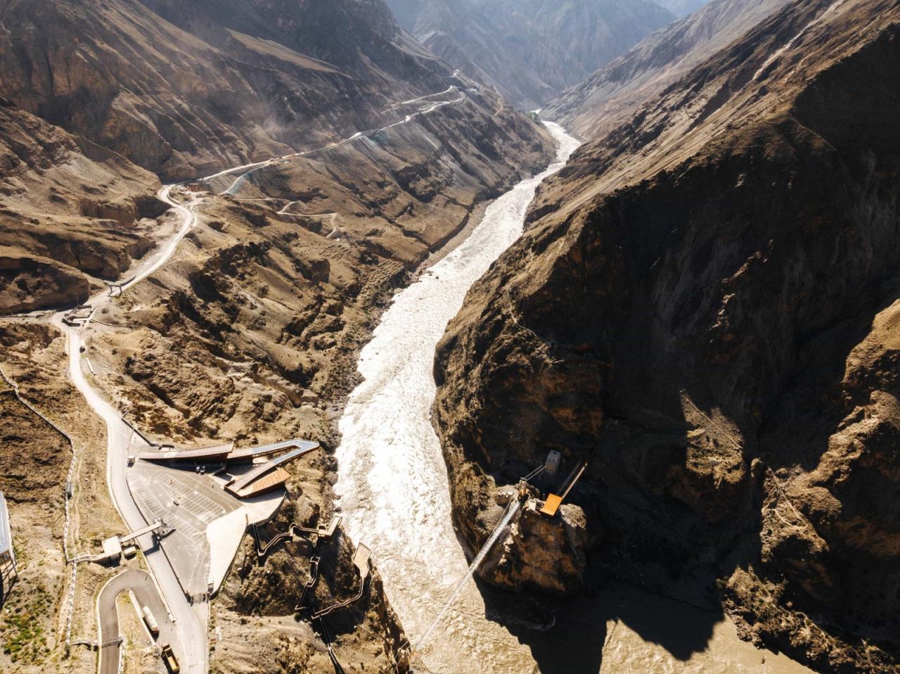 BIM建筑|西藏•怒江72拐大峡谷景区 / 小隐建筑事务所