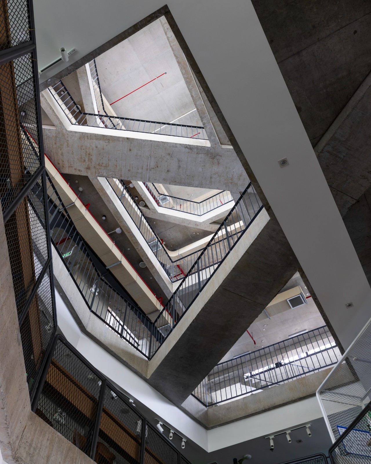 BIM建筑|AEC 4B 外语教育中心 / Ho Khue Architects