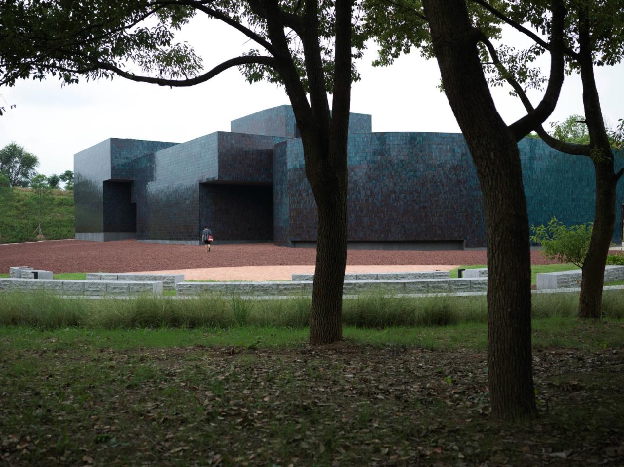 BIM建筑|“釉”织新旧，黄龙山·紫砂矿源展示馆 / 东南大学建筑学院+旭可建筑