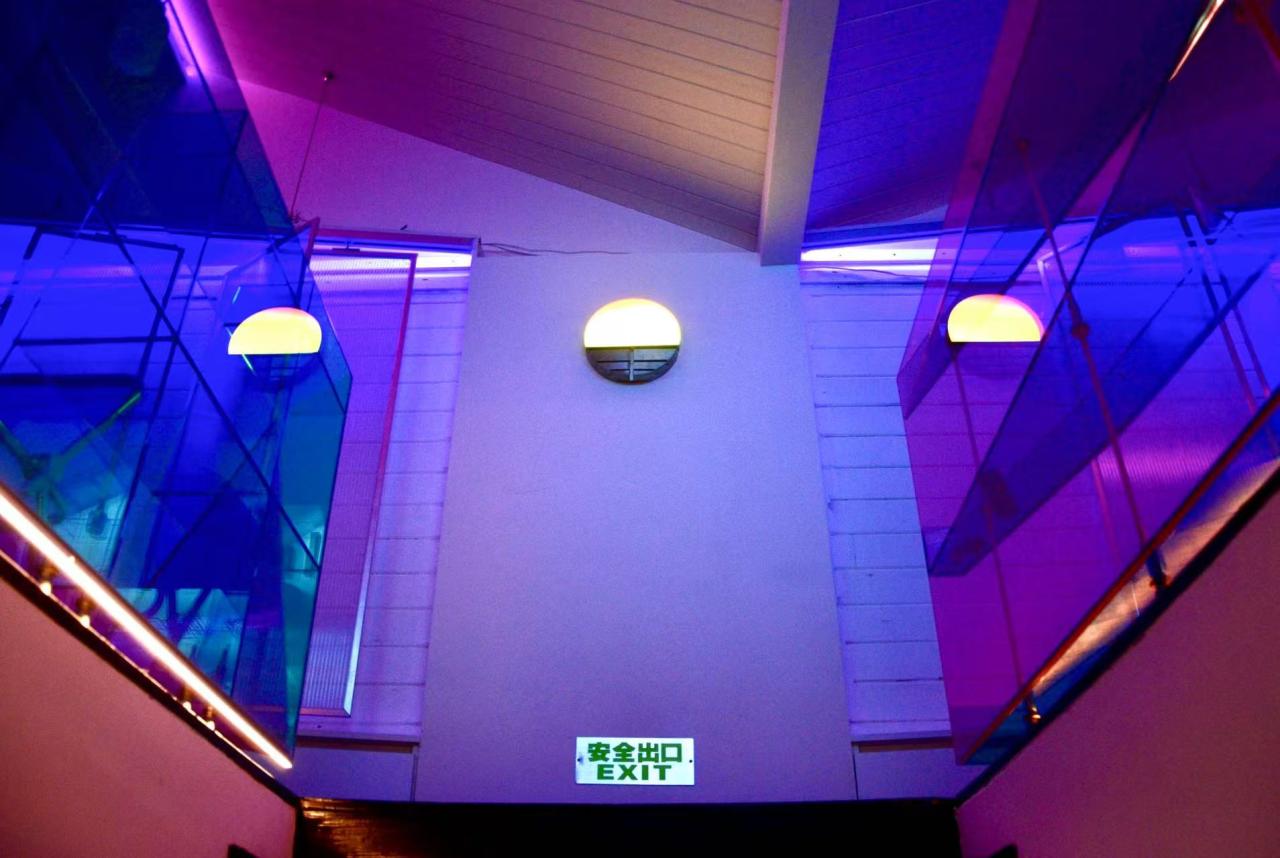 BIM建筑|On Top蒸汽波酒吧与买手店：融合艺术与空间 / 米黑建筑