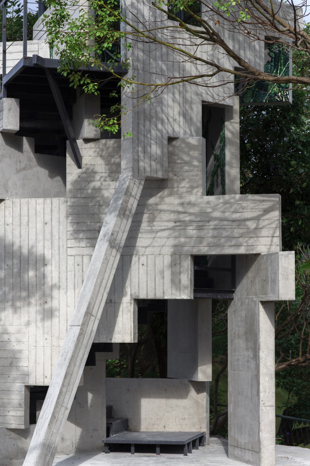 BIM建筑|繁茂的遗迹，垂直自然塔 / 合造社