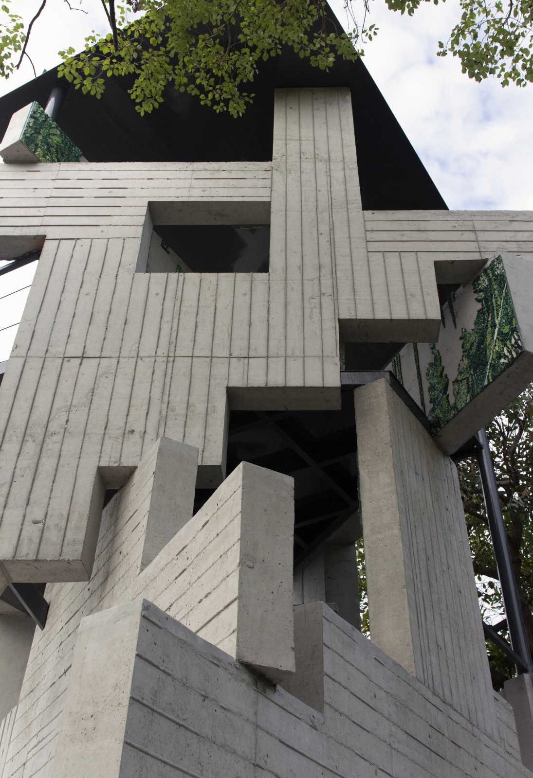 BIM建筑|繁茂的遗迹，垂直自然塔 / 合造社