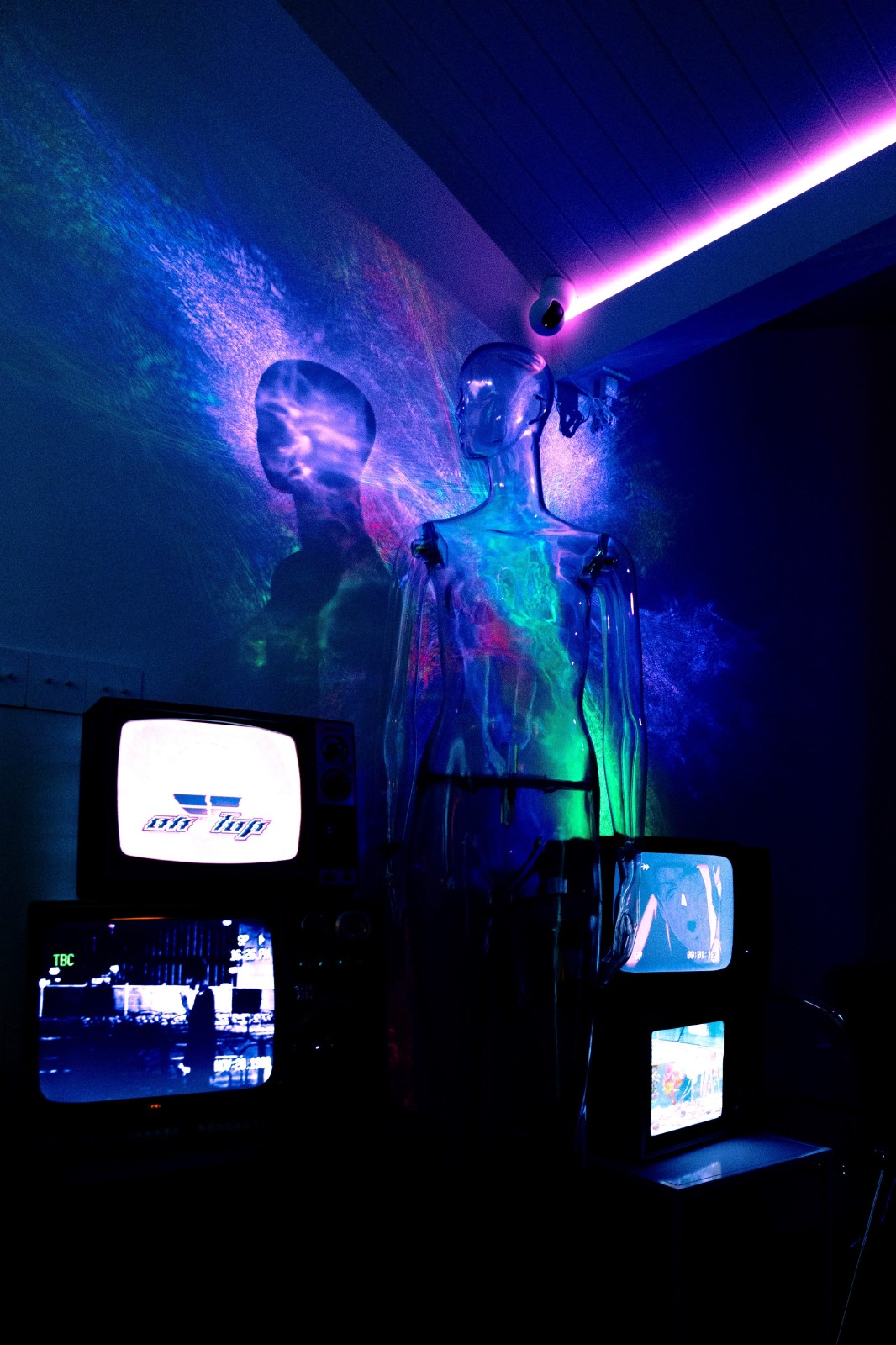 BIM建筑|On Top蒸汽波酒吧与买手店：融合艺术与空间 / 米黑建筑