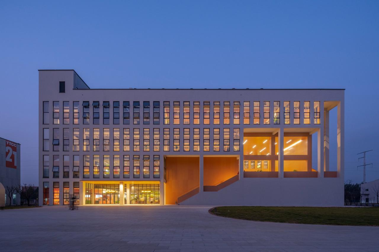 BIM建筑|烟台城市科技职业学院二期 / 超城建筑