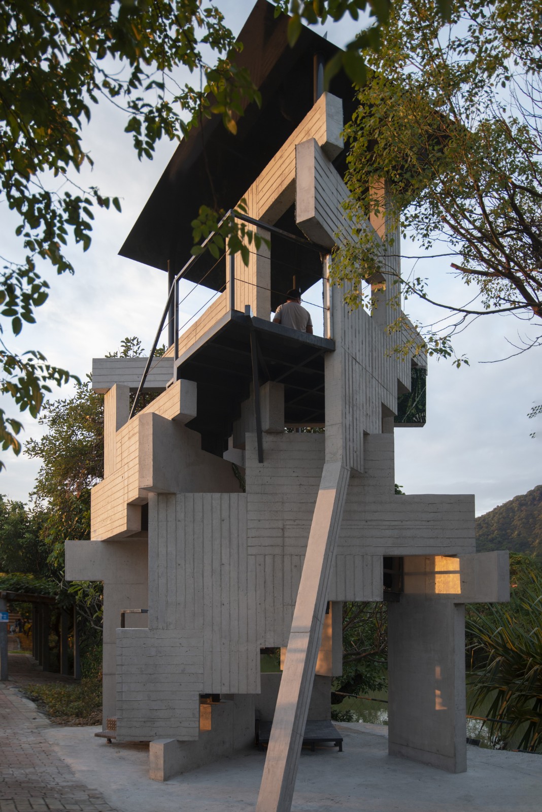 BIM建筑|繁茂的遗迹，垂直自然塔 / 合造社