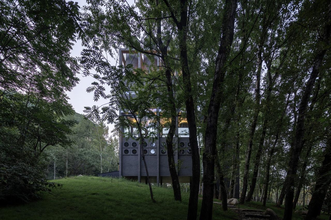 BIM建筑|雾灵山眼石汤泉，林中仪器 / 直向建筑