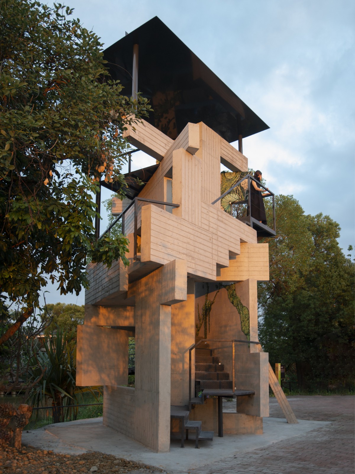 BIM建筑|繁茂的遗迹，垂直自然塔 / 合造社