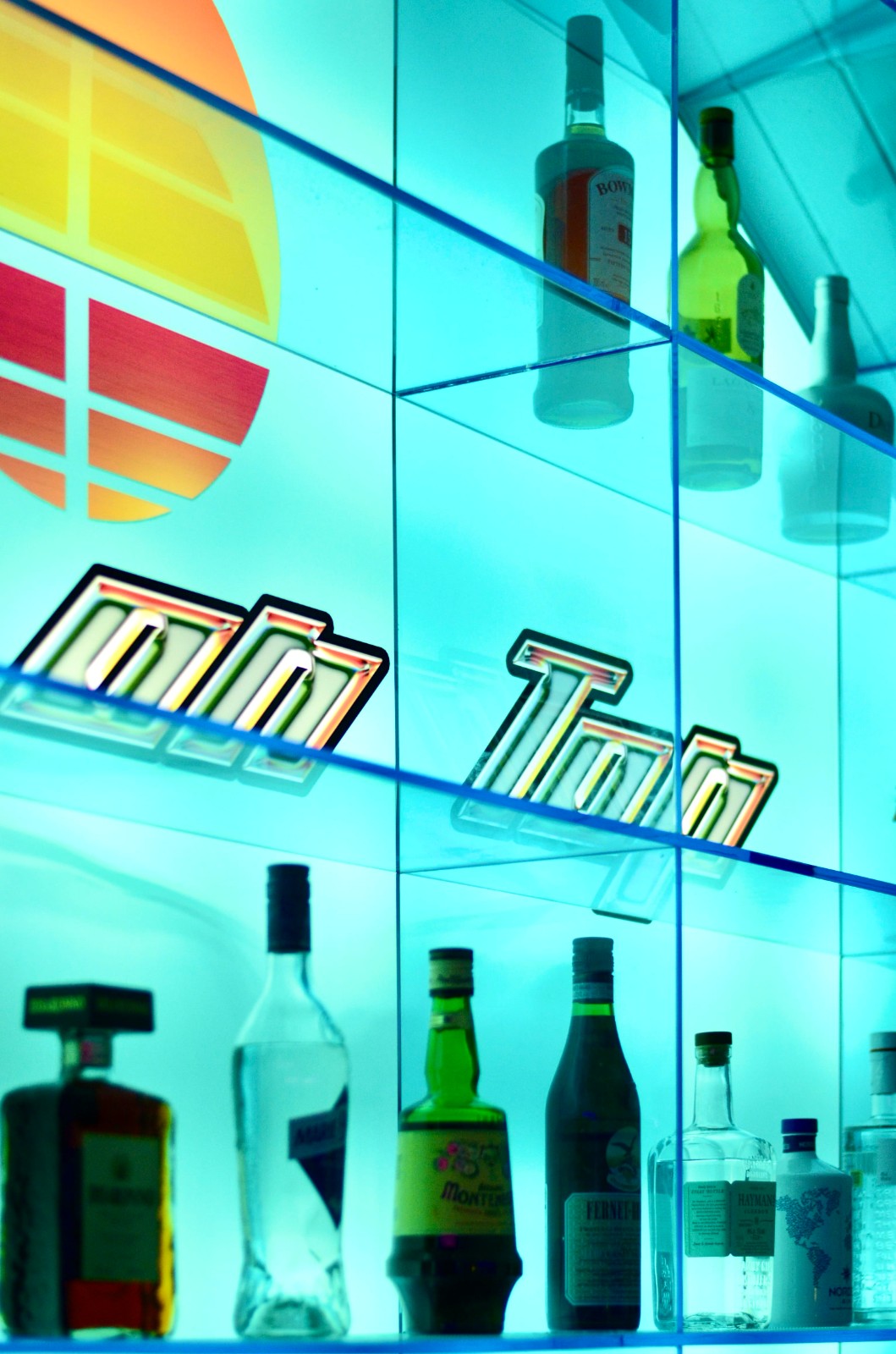 BIM建筑|On Top蒸汽波酒吧与买手店：融合艺术与空间 / 米黑建筑