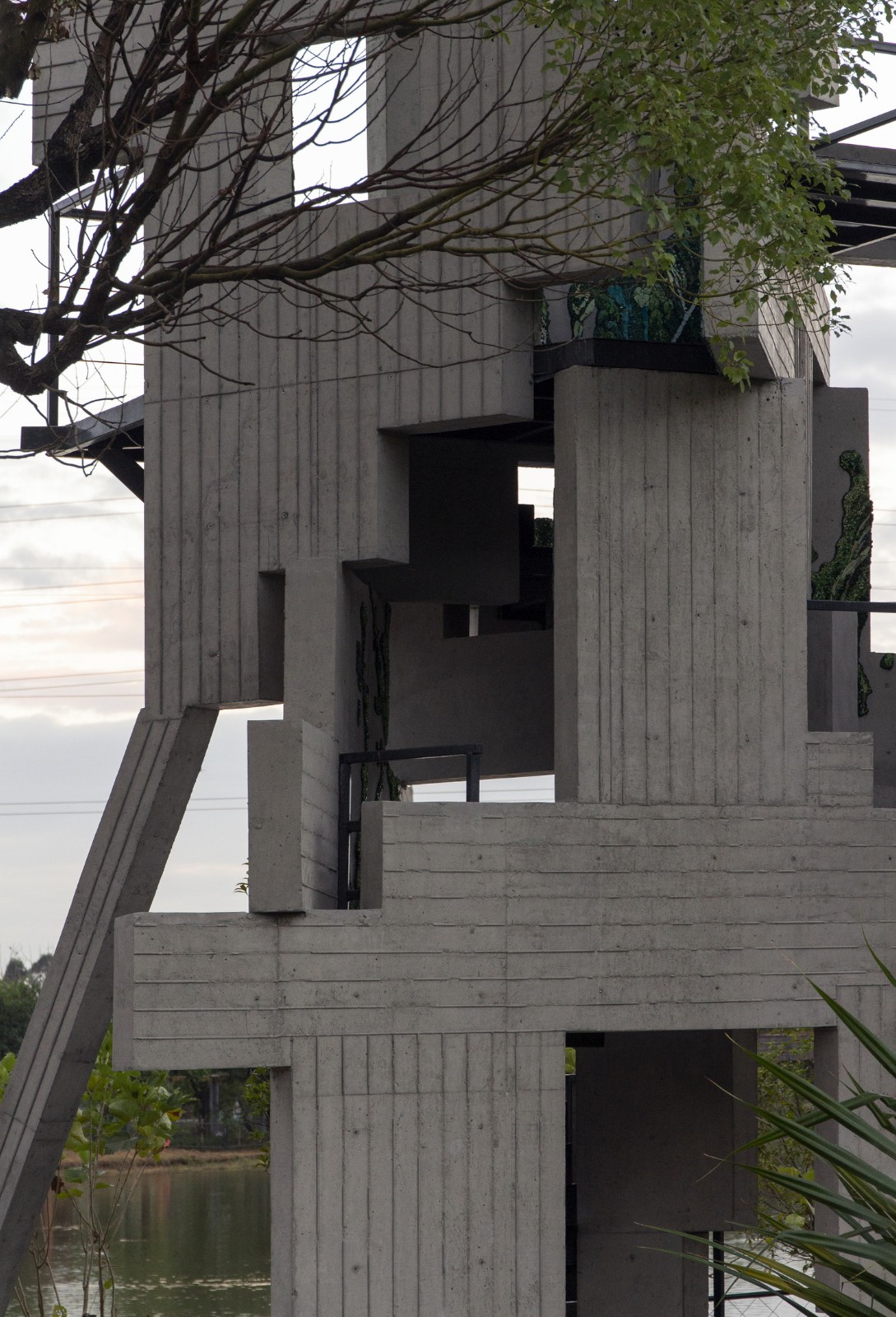 BIM建筑|繁茂的遗迹，垂直自然塔 / 合造社