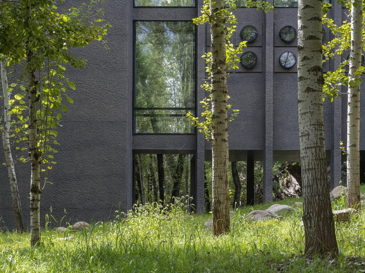 BIM建筑|雾灵山眼石汤泉，林中仪器 / 直向建筑