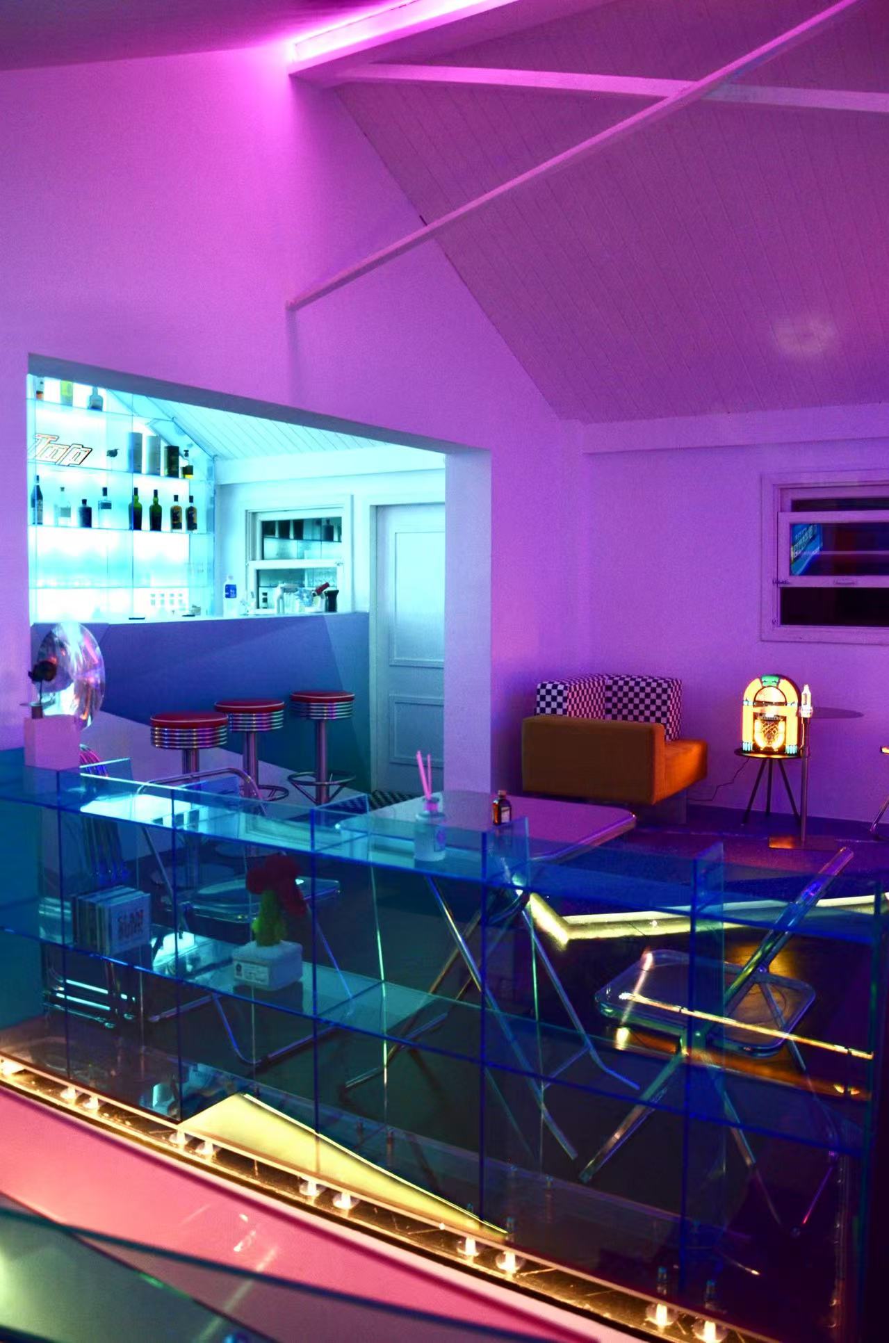 BIM建筑|On Top蒸汽波酒吧与买手店：融合艺术与空间 / 米黑建筑