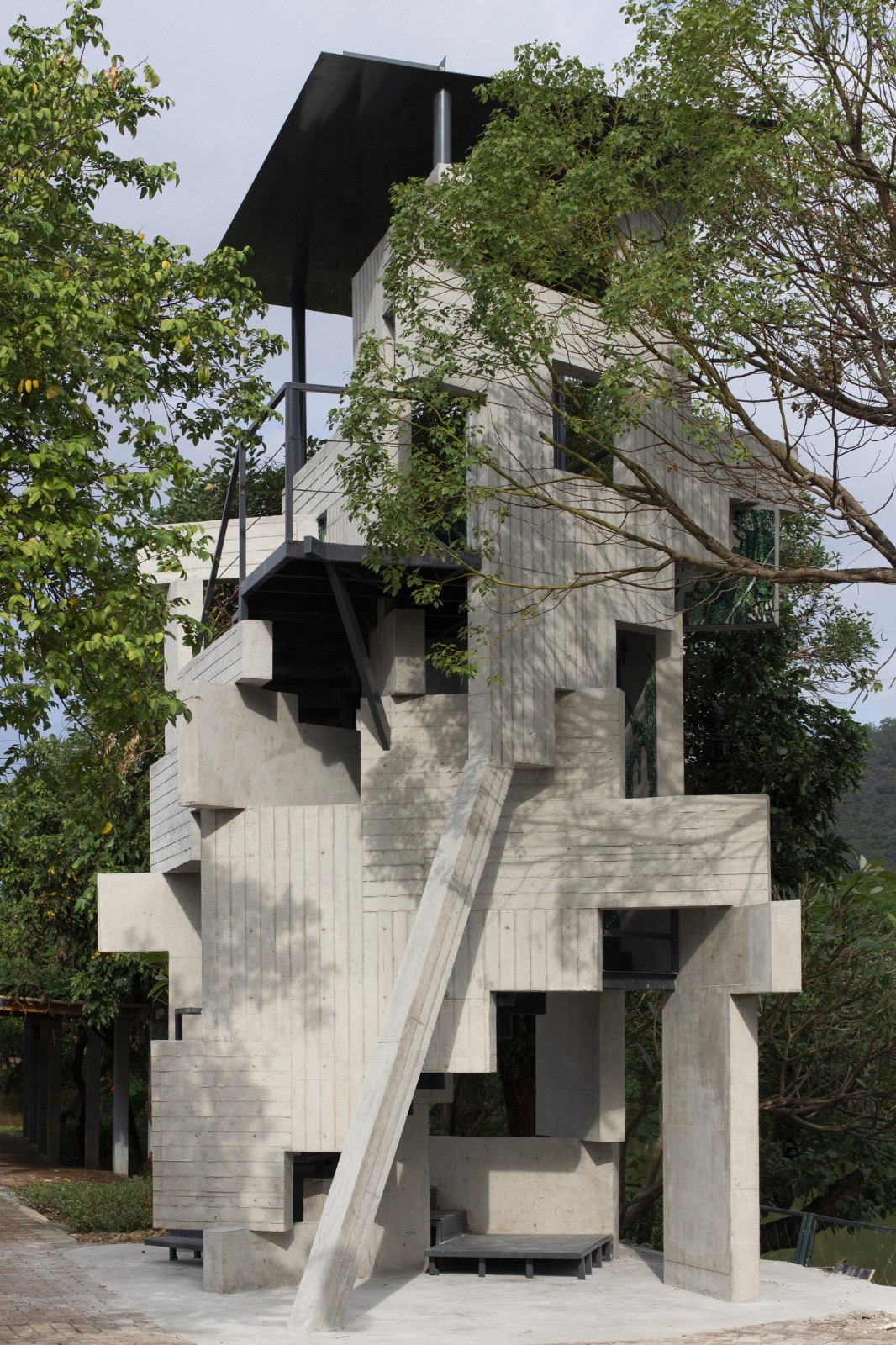 BIM建筑|繁茂的遗迹，垂直自然塔 / 合造社