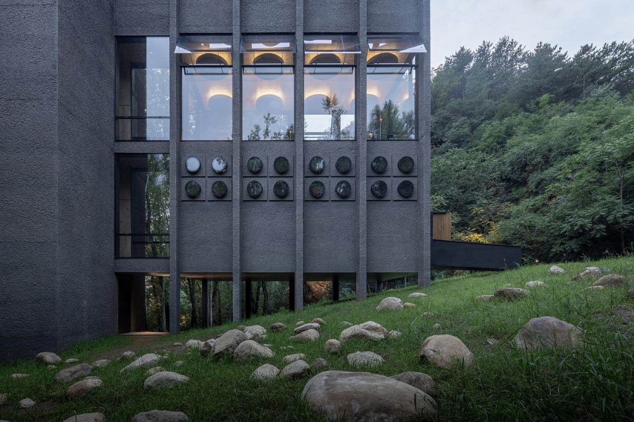 BIM建筑|雾灵山眼石汤泉，林中仪器 / 直向建筑