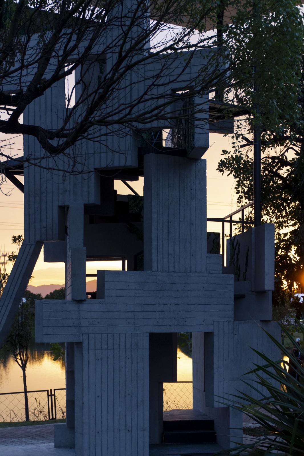 BIM建筑|繁茂的遗迹，垂直自然塔 / 合造社