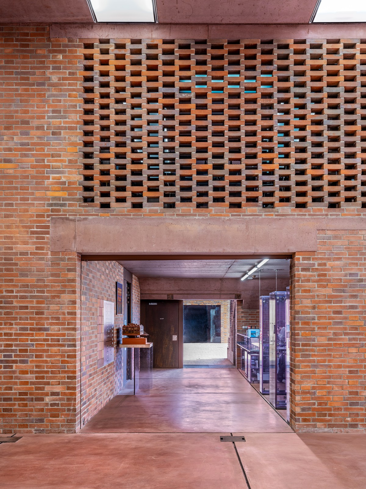 BIM建筑|帕尔杜比采 GAMPA、Sféra 建筑群与自动化工厂公共空间 / Šépka architekti