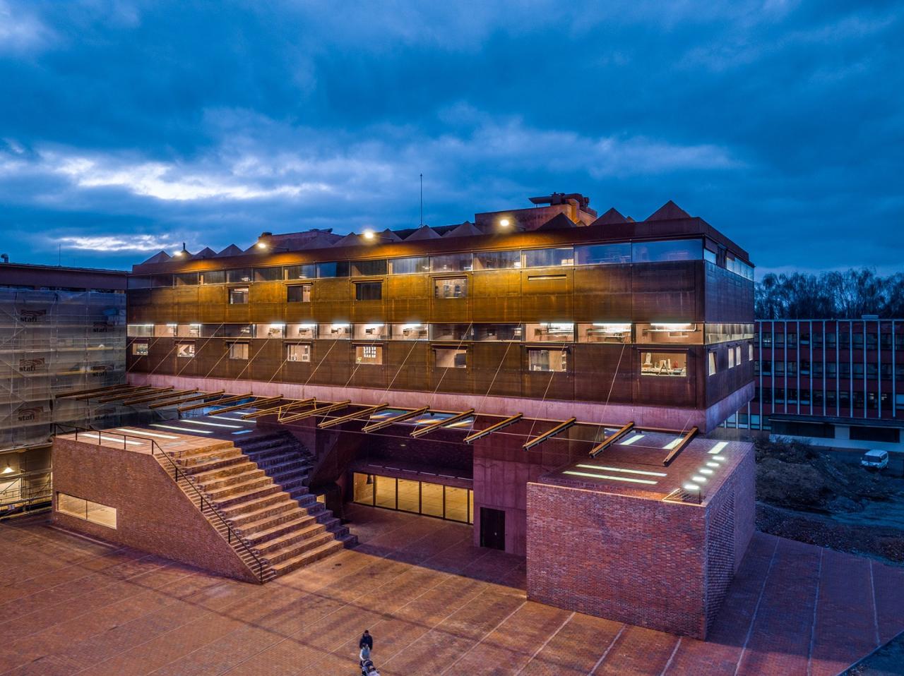 BIM建筑|帕尔杜比采 GAMPA、Sféra 建筑群与自动化工厂公共空间 / Šépka architekti