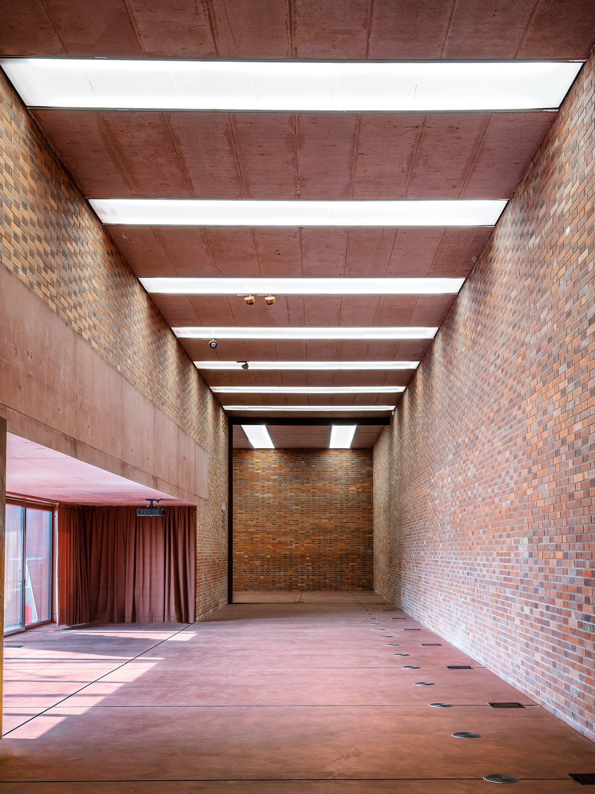 BIM建筑|帕尔杜比采 GAMPA、Sféra 建筑群与自动化工厂公共空间 / Šépka architekti