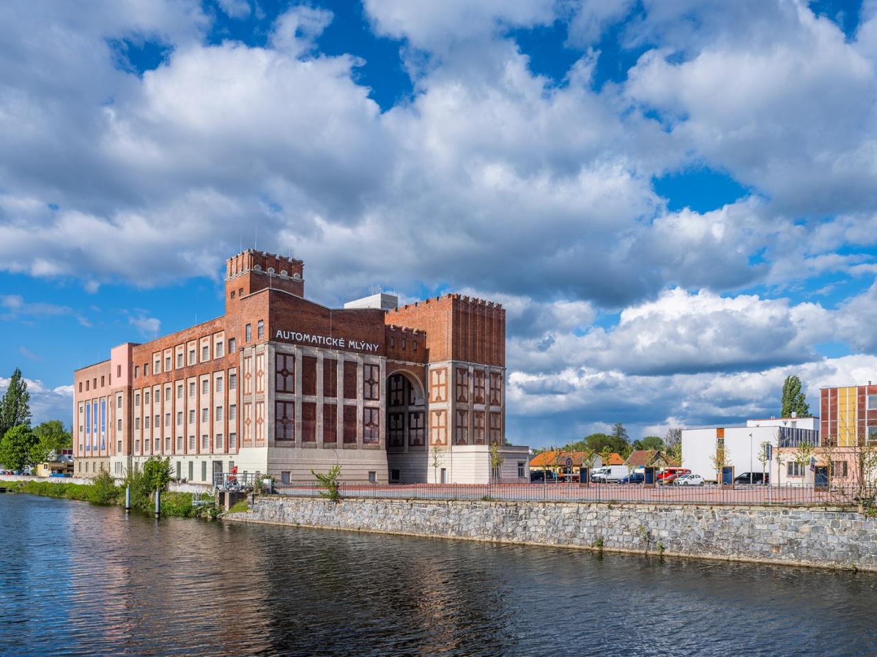 BIM建筑|帕尔杜比采 GAMPA、Sféra 建筑群与自动化工厂公共空间 / Šépka architekti