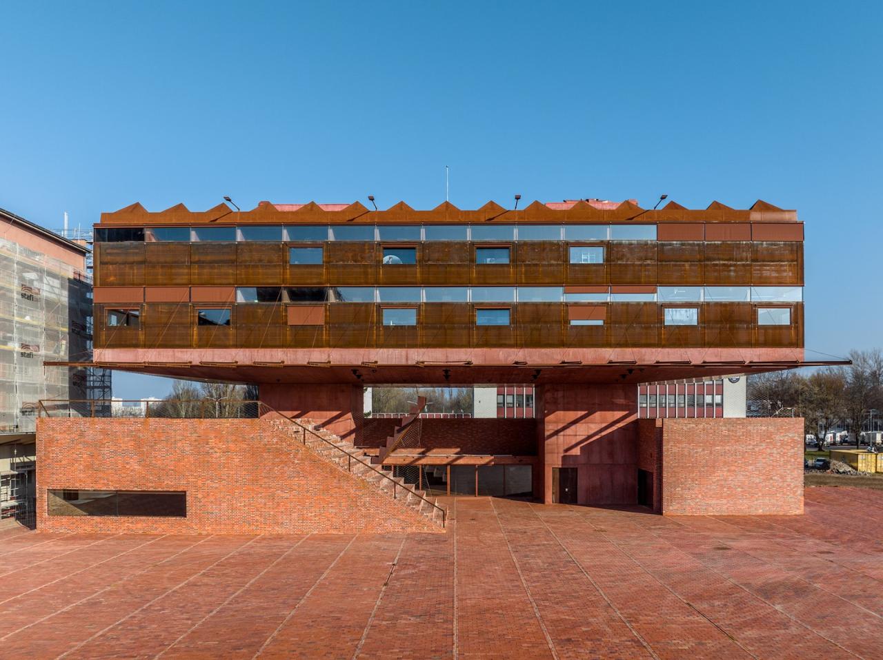 BIM建筑|帕尔杜比采 GAMPA、Sféra 建筑群与自动化工厂公共空间 / Šépka architekti