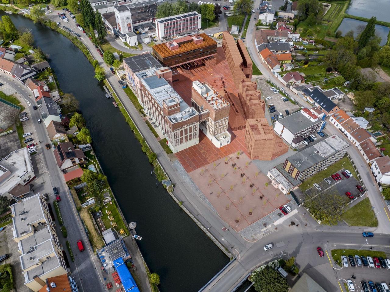 BIM建筑|帕尔杜比采 GAMPA、Sféra 建筑群与自动化工厂公共空间 / Šépka architekti