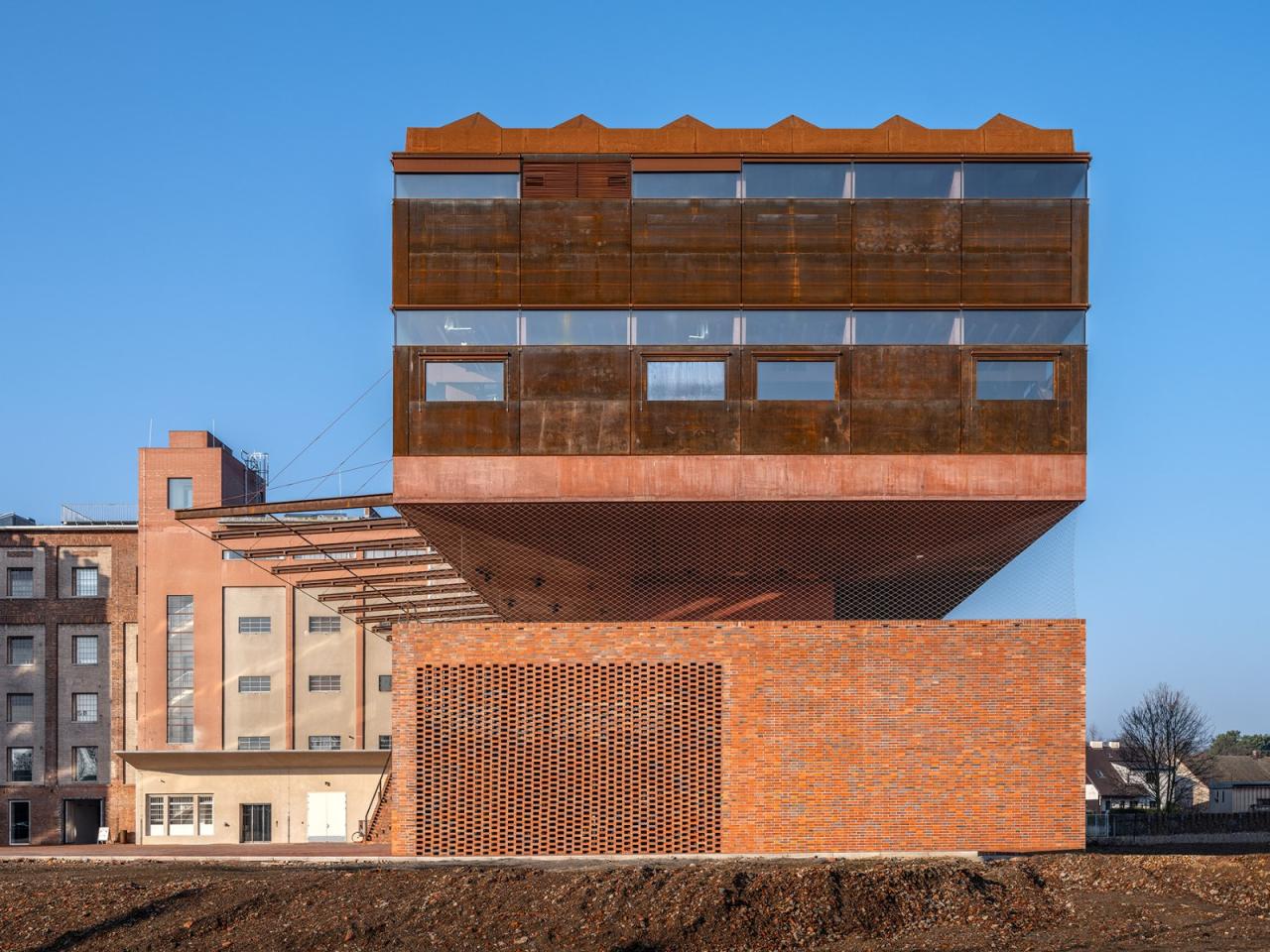 BIM建筑|帕尔杜比采 GAMPA、Sféra 建筑群与自动化工厂公共空间 / Šépka architekti