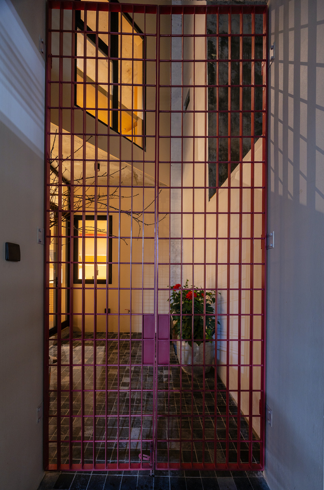 城市小巷夹缝中的山谷秘境承载亲情时光的别墅设计