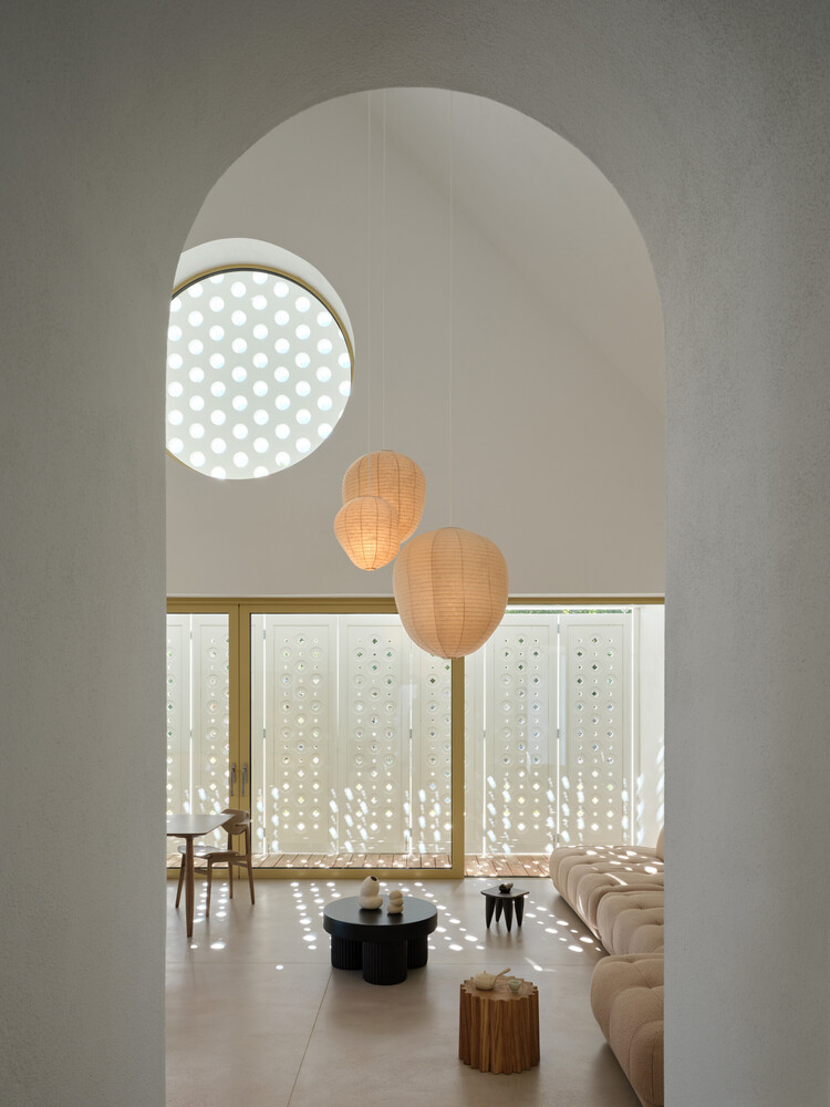 寻迹历史与自然致敬巴洛克与宗教灵感的神圣氛围住宅设计