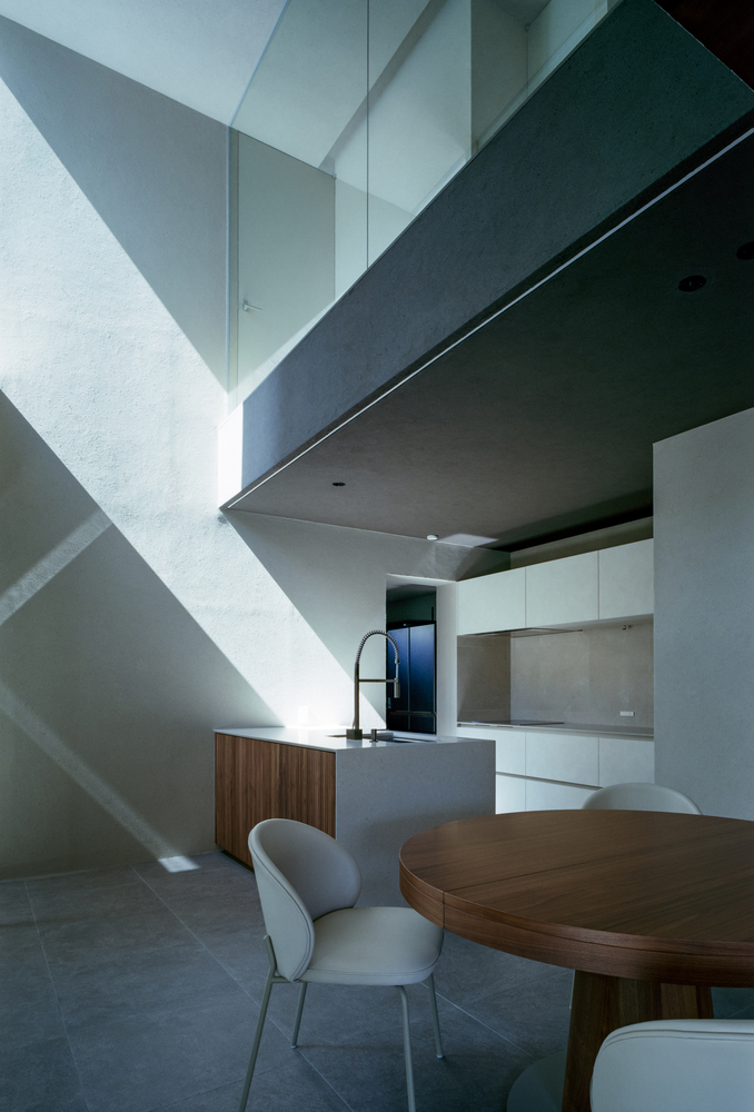 狭缝与开口间营造城市中静谧自然私密的住宅设计