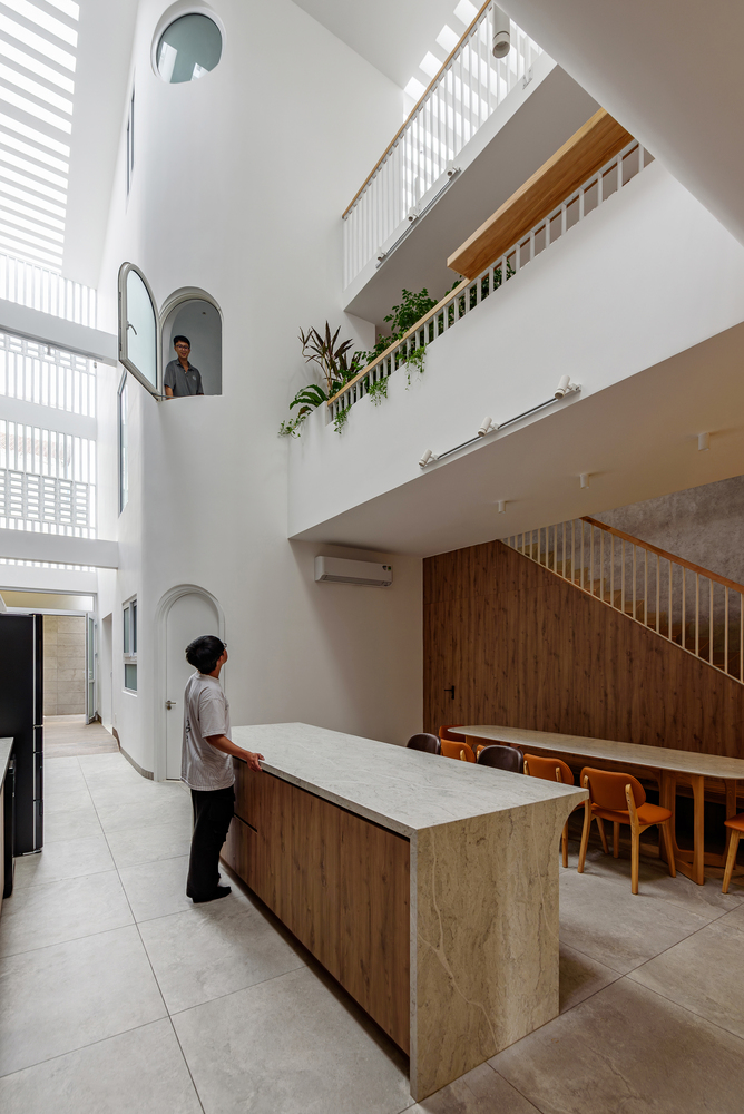 回归老街区的温暖森林露营灵感下的暮年居所别墅设计