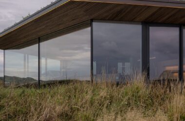 与沙丘和大海共生挪威海岸自然诗意开阔之美的度假屋设计-BIM建筑网