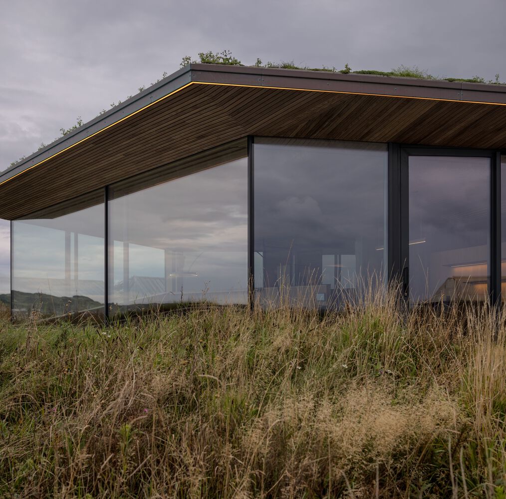 与沙丘和大海共生挪威海岸自然诗意开阔之美的度假屋设计