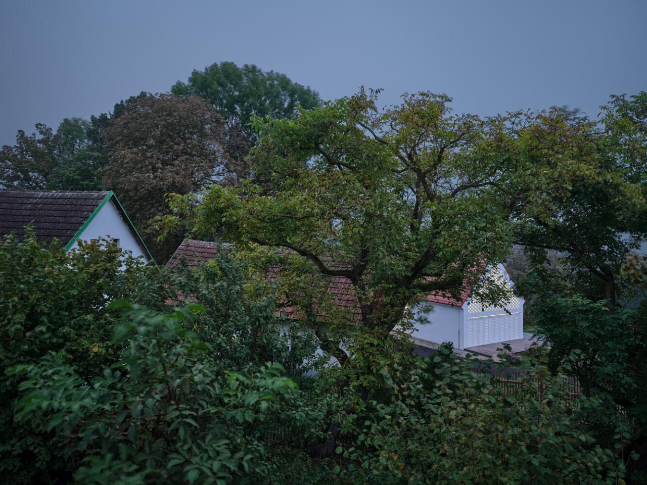 寻迹历史与自然致敬巴洛克与宗教灵感的神圣氛围住宅设计