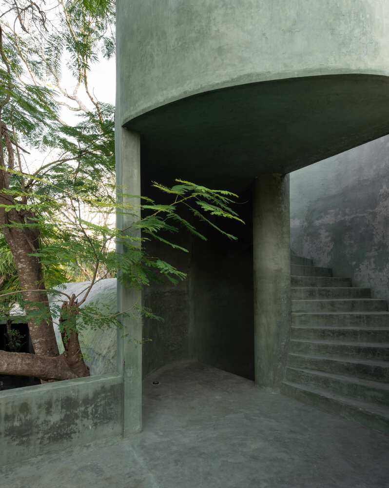 从天然井与洞穴汲取灵感光影交织下感知时间的度假屋设计