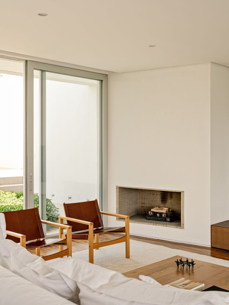 借地势嵌入地下打造庭院核心自然延伸的度假屋设计