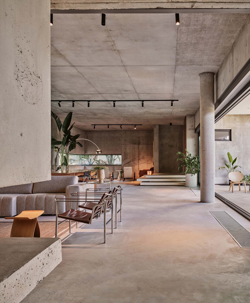 森林流经的房子混凝土和玻璃相结合度假别墅设计