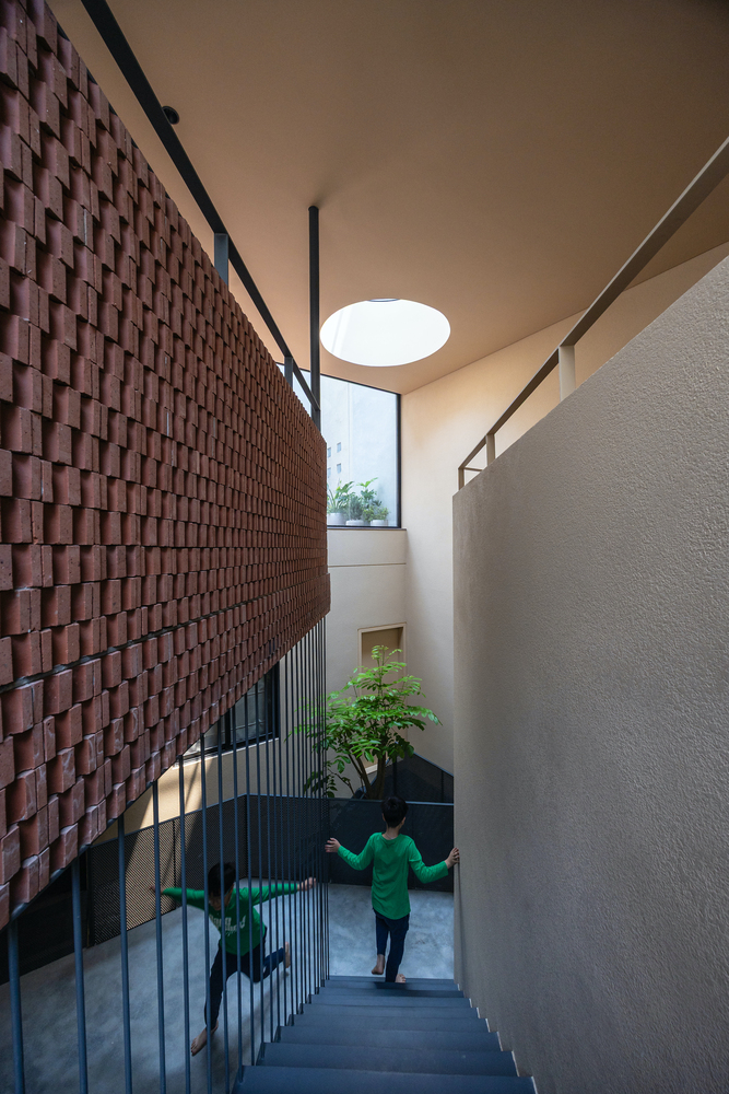 城市小巷夹缝中的山谷秘境承载亲情时光的别墅设计