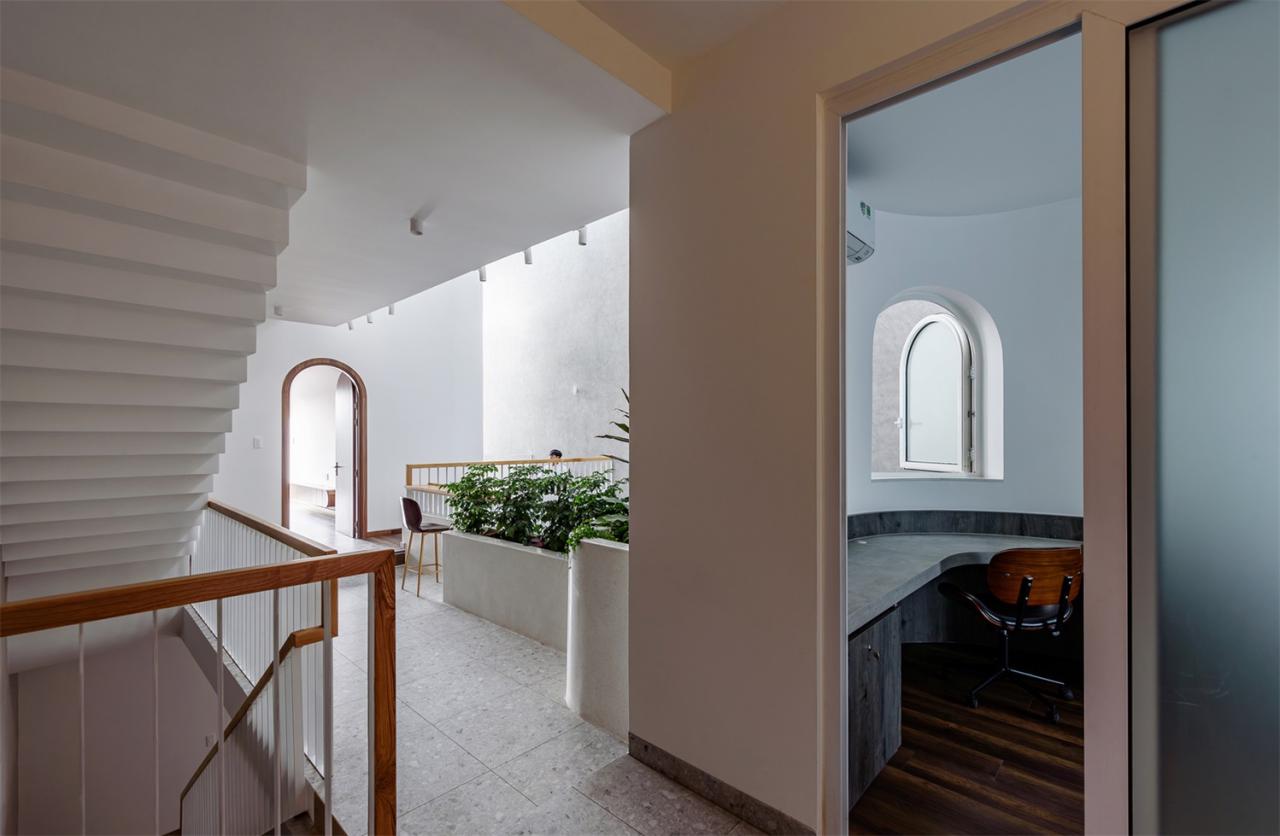 回归老街区的温暖森林露营灵感下的暮年居所别墅设计