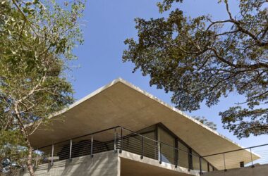 山脉与森林间的静谧自然与诗意的栖息度假别墅设计-BIM建筑网