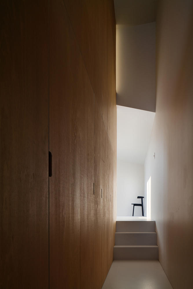 探秘隐居住宅设计 2.5 米窄地空间魔法楼梯串联别样生活