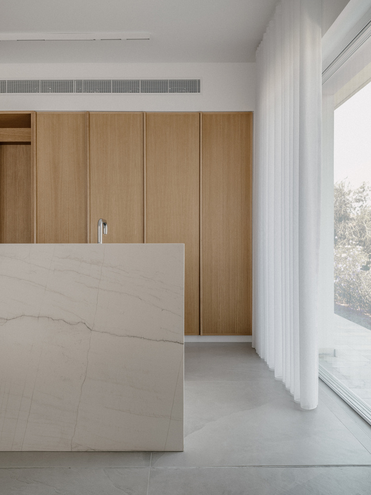 雕塑般裸露混凝土贯穿整个狭长矩形的平房设计