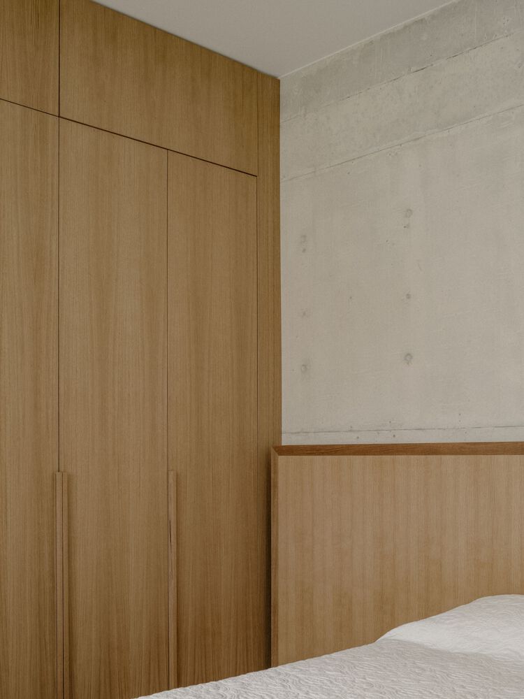 雕塑般裸露混凝土贯穿整个狭长矩形的平房设计