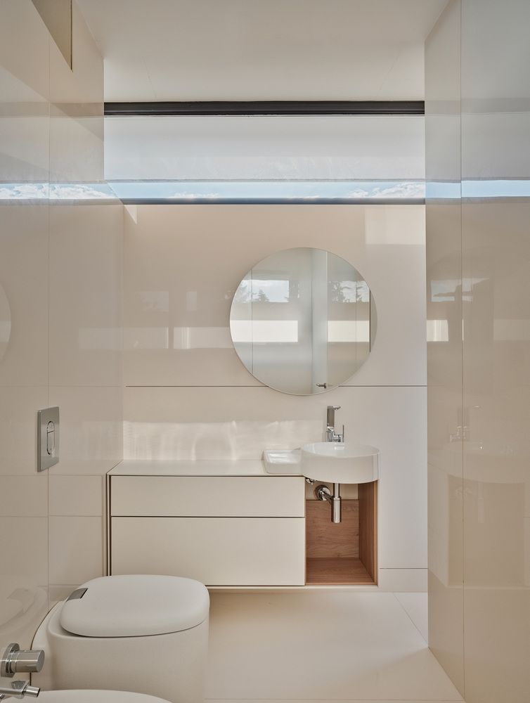 森林流经的房子混凝土和玻璃相结合度假别墅设计